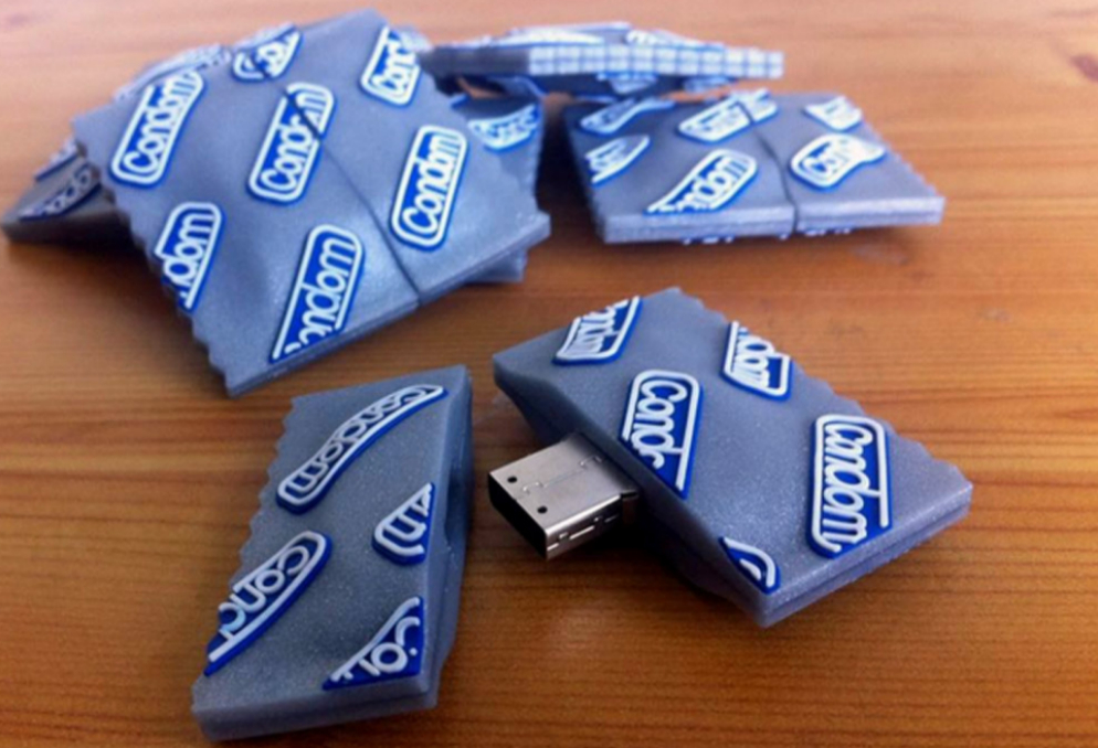 Esta memoria USB con apariencia de preservativo.