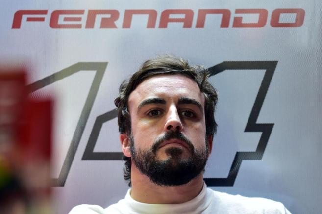 Alonso, en el box de Ferrari en  Interlagos.