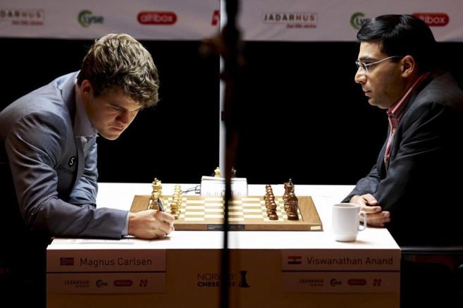 Carlsen y Anand disputando el ttulo mundial de la pasada temporada.