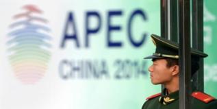 Un soldado hace guardia ante la sede de la APEC.