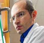 Noel Rodrguez muestra una lmina de grafeno en su laboratorio de la...