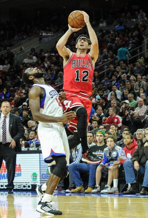 Kirk Hinrich anota frente a los Sixers.