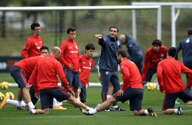 Ernesto Valverde da indicaciones a sus futbolistas durante el...