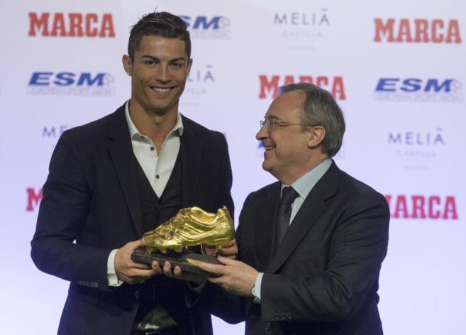 Florentino acompa a Cristiano Ronaldo en la reciente entrega de la...