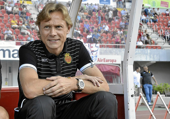 El entrenador del Mallorca, Valery Karpin, sentado en el banquillo de...