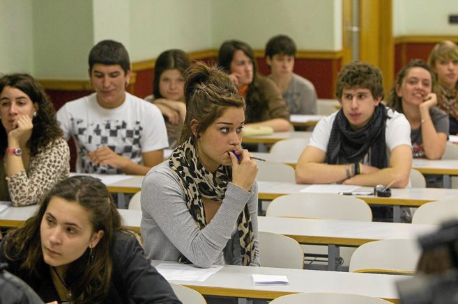 Jvenes estudiantes vascos en la Universidad del Pas Vasco.