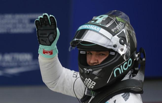 Rosberg saluda tras lograr la 'pole' en Interlagos.