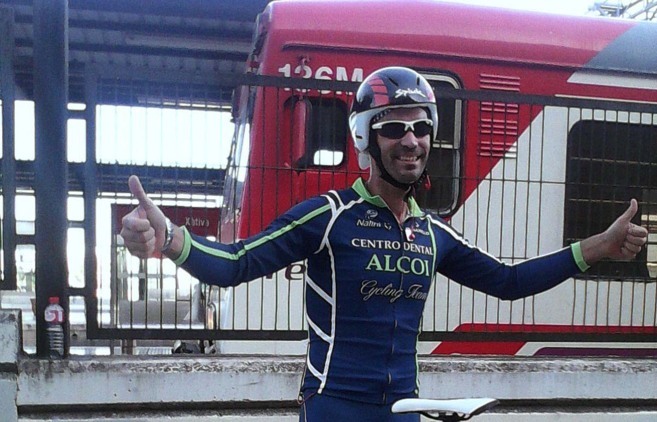 Fulgencio Sánchez posa ante la locomotora del tren Alcoy-Xàtiva.