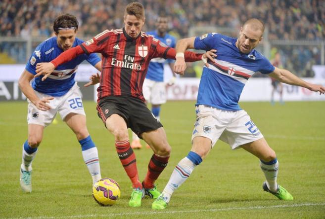 Fernando Torres, entre los defensas de la Sampdoria Silvestre (izda.)...