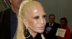 Donatella Versace, a su llegada a Brasil, con la cara brillante cual...