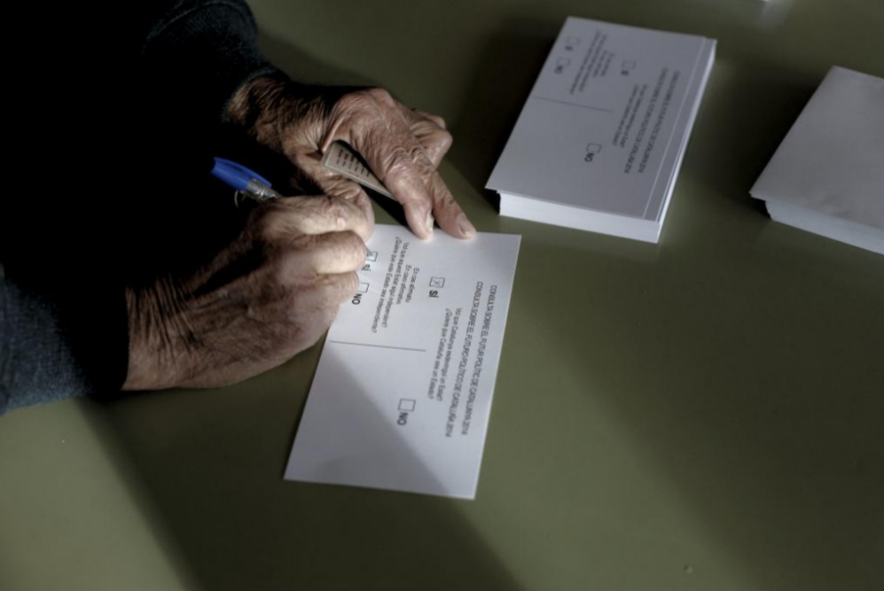 Papeleta de voto que un ciudadano rellena para votar en la consulta...