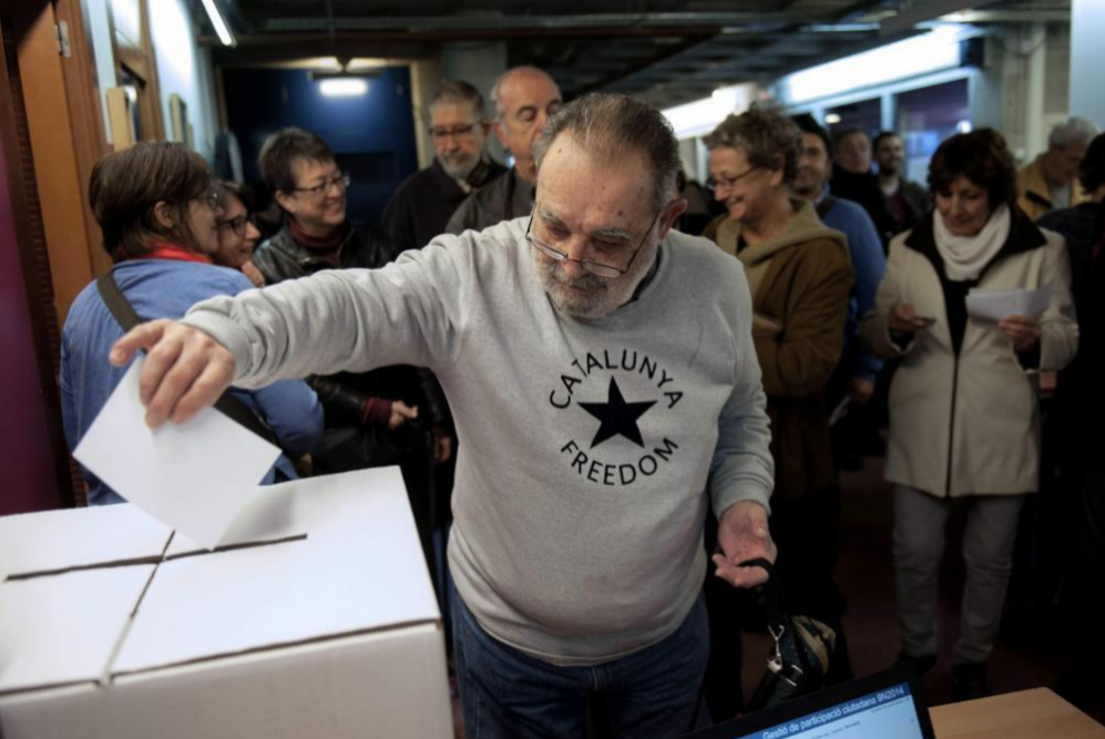 Un ciudadano deposita su voto en Barcelona