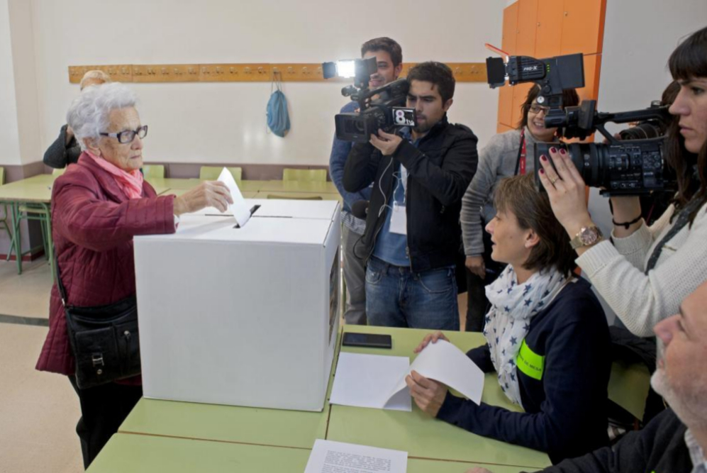 Primera persona en depositar su voto en el Instituto Santiago...