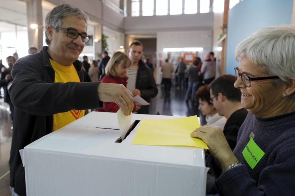 Ciudadano introduce su voto en la urna para al consulta soberanista en...