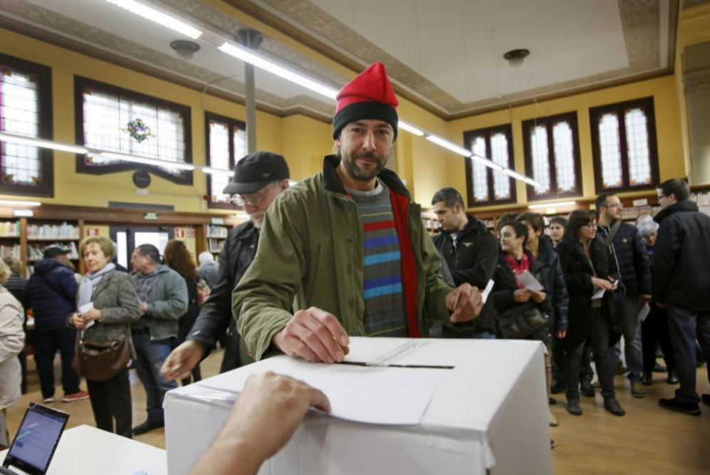 Ciudadano ataviado con barretina vota la consulta soberanista del 9N...