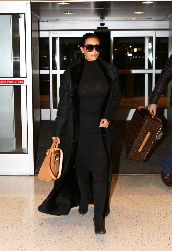 Kim Kardashian en un look totalmente en negro para una noche en Nueva...
