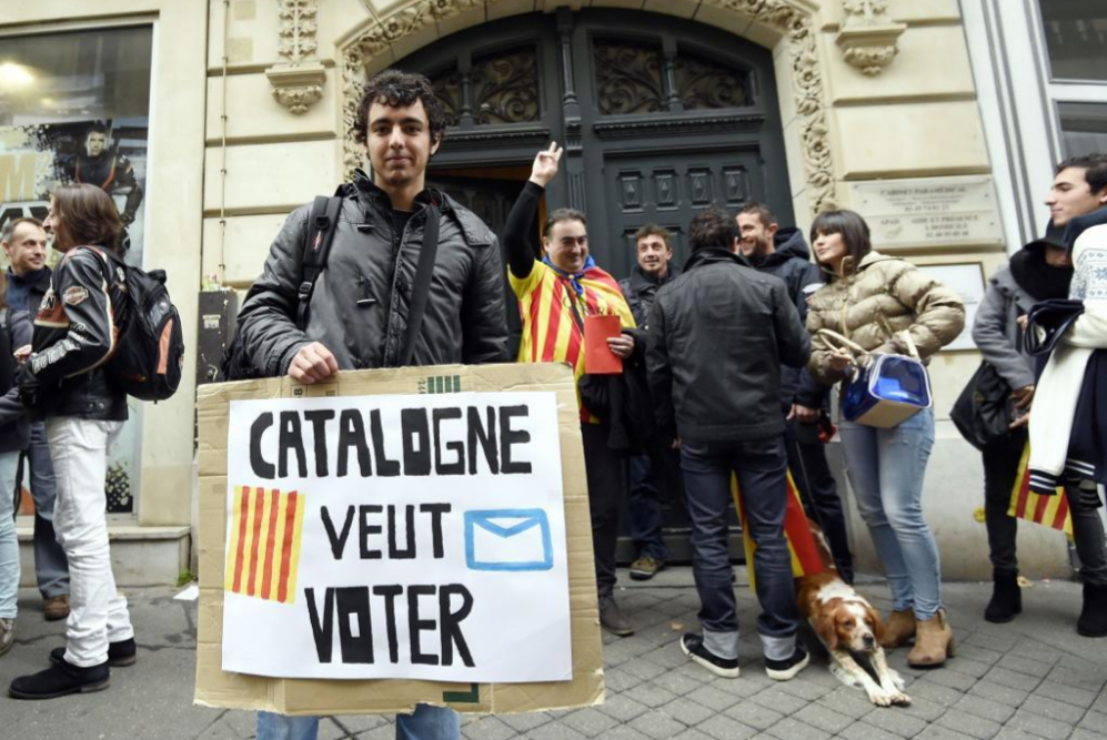 Votante cataln que sostiene una pancarta donde se puede leer en...