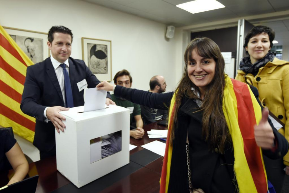 Votantes catalanes ejerciendo su derecho al voto en la consulta...