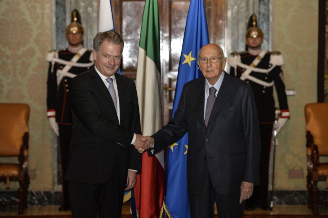 El presidente italiano, Giorgio Napolitano, con su homlogo...