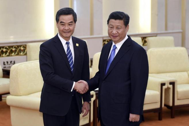 El presidente chino Xi Jinping junto al gobernador de Hong Kong Leung...