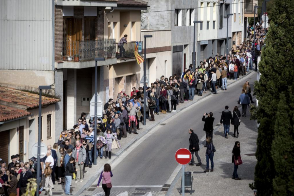 Una larga cola de gente espera para votar en el colegio Jaume Vicens...