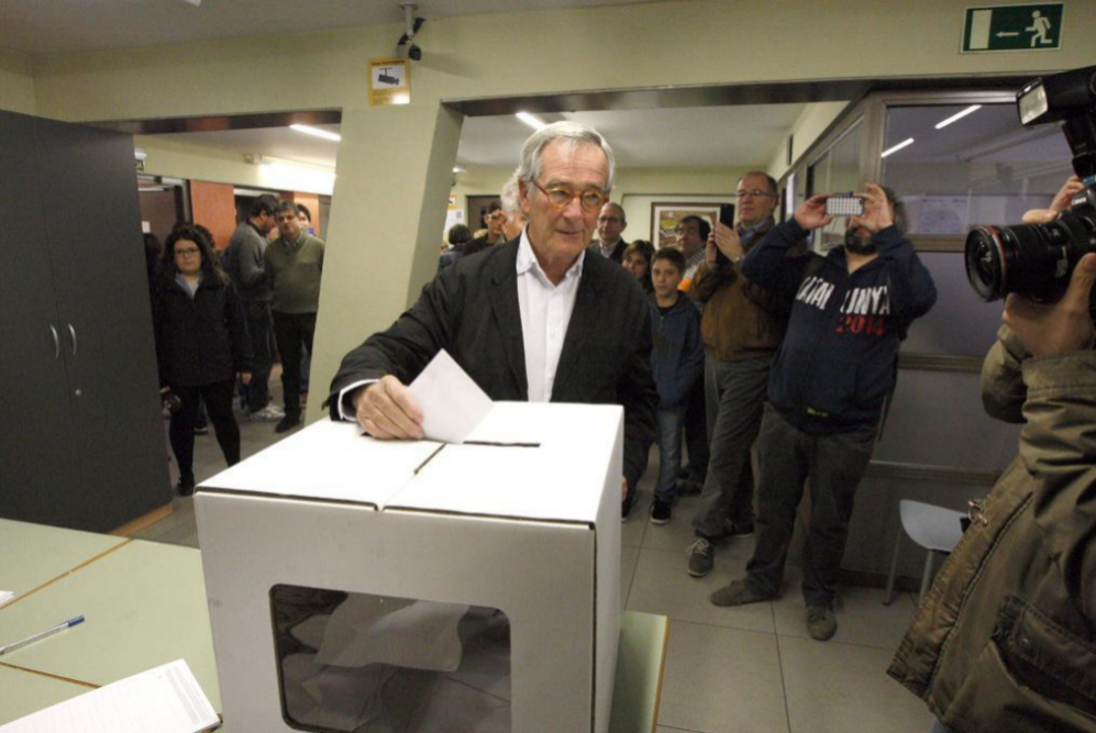El Alcalde de Barcelona Xavier Trias votando en la consulta