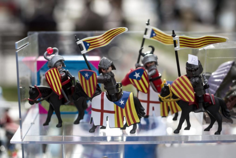 Un puesto en una calle de Banyoles (Girona)  vende playmobil adornados...