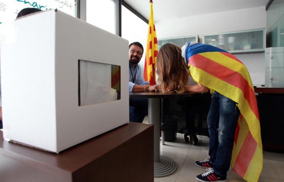 Una catalana vota la consulta alternativa sobre la eventual...