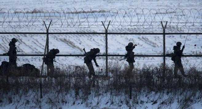 Soldados surcoreanos patrullan en la valla fronteriza en la zona...