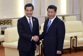 El presidente chino con el  gobernador de Hong Kong.