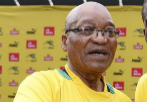 Zuma, fotografiado junto a un futbolista.