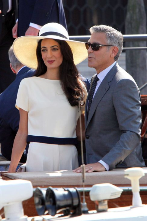 Los Clooney, durante su boda civil en Venecia.