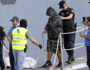 Uno de los detenidos desembarca en Las Palmas.