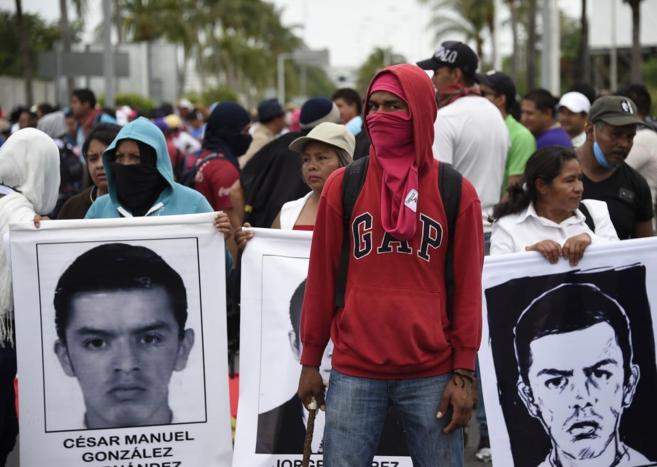 Los manifestantes llevaban fotos de los 43 desaparecidos.