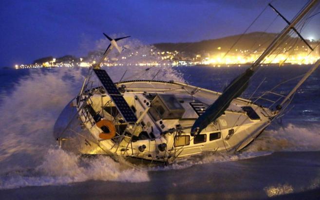 Un velero francs varado el lunes en Ribeira (A Corua) por el...