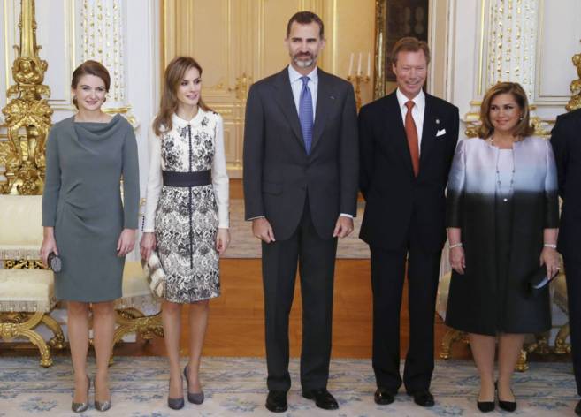 Los Reyes (c) con Estefana de Luxemburgo (i) y los Grandes Duques.