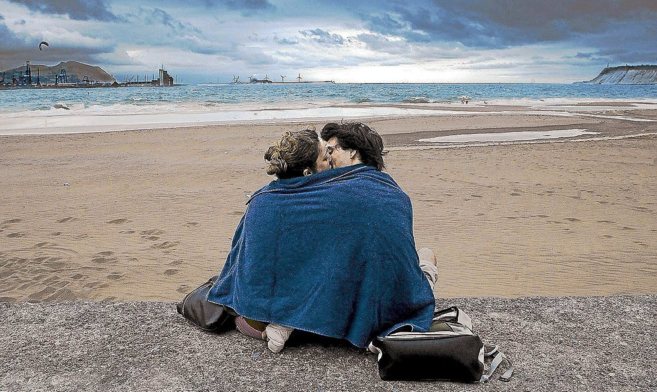 Una pareja en la playa de Getxo.