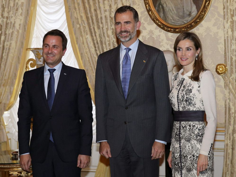Los Reyes Felipe VI y Letizia durante su encuentro con el primer...