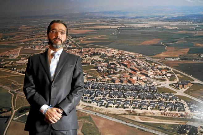 El alcalde de Brunete, Borja Gutirrez, posa junto a una imagen...