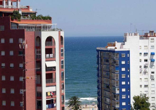 Imagen de un bloque de apartamentos de la costa valenciana ubicados en...