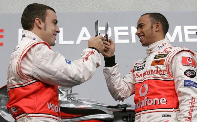 Alonso y Hamilton, durante un acto promocional de la escudera...