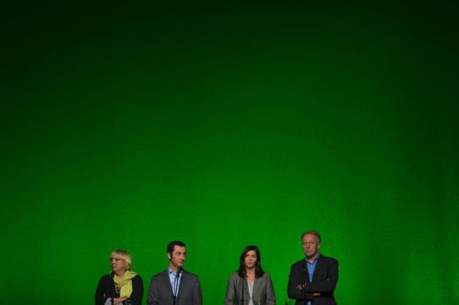 El líder de Los Verdes, Jürgen Trittin (derecha), comparece ante la...