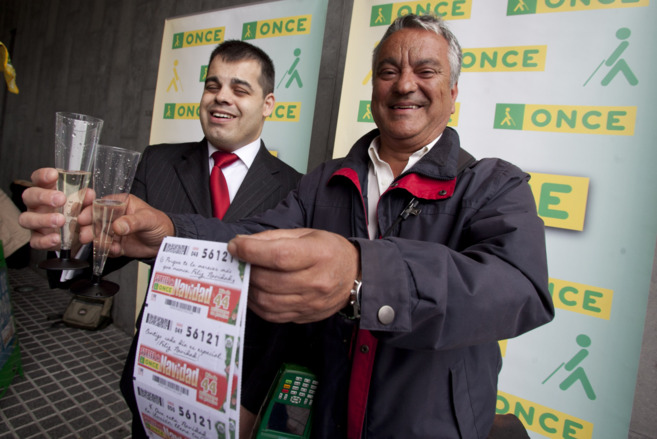 El vendedor de la ONCE Rafael Garrido celebra haber vendido el cupn...