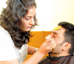 La maquilladora Charu Khurana (izquierda) con el actor Abhishek...