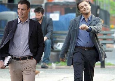Pedro Sánchez camina feliz al lado del famoso meme de Leonardo Di...