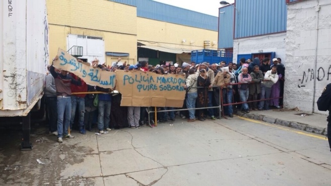 Porteadores marroques protestan en la frontera con Ceuta.