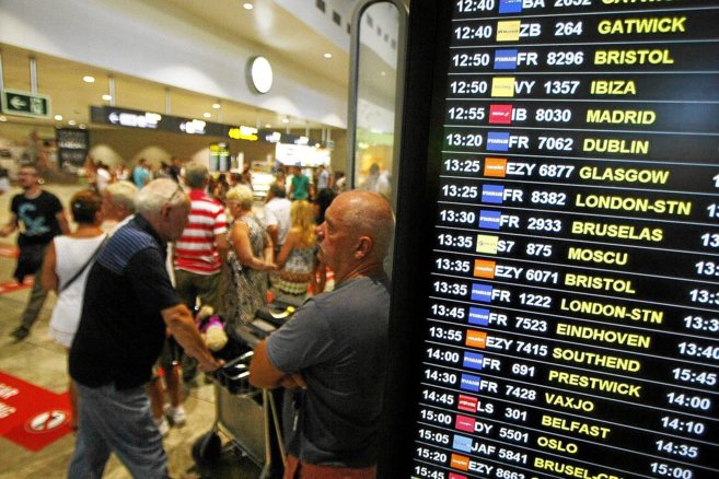 Turistas llegan al aeropuerto de Alicante-Elche