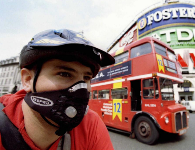 Un ciclista se protege de la contaminación en el centro de Londres...