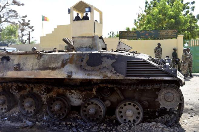 Tanque de Boko Haram destruido por soldados cameruneses a un...