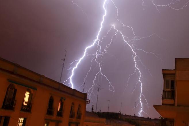 Relámpagos provocados por una tormenta eléctrica en Madrid.